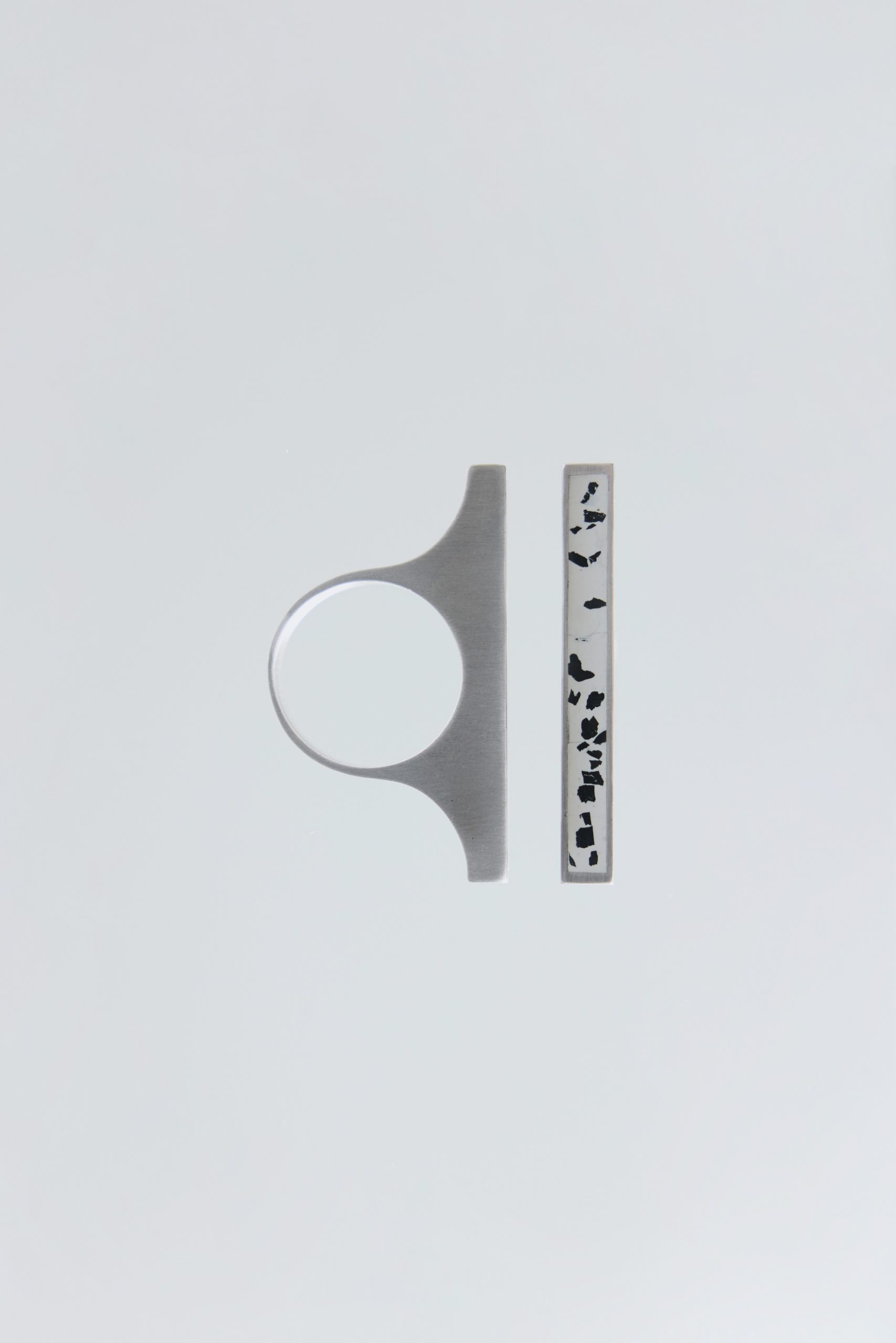Tabulor ring – handcrafted concrete and silver minimalist architectural jewelry.
