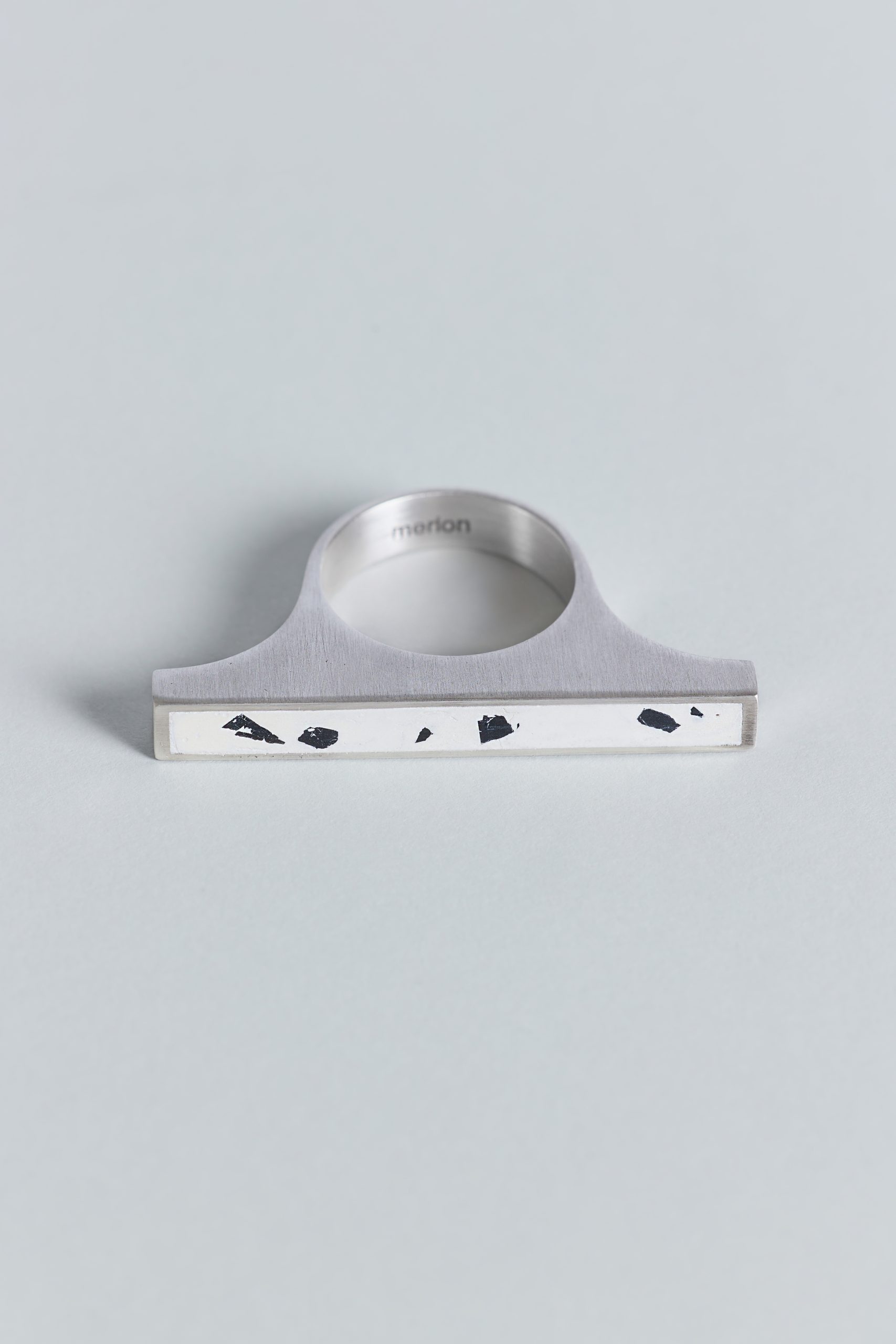 Tabulor ring – handcrafted concrete and silver minimalist architectural jewelry.
