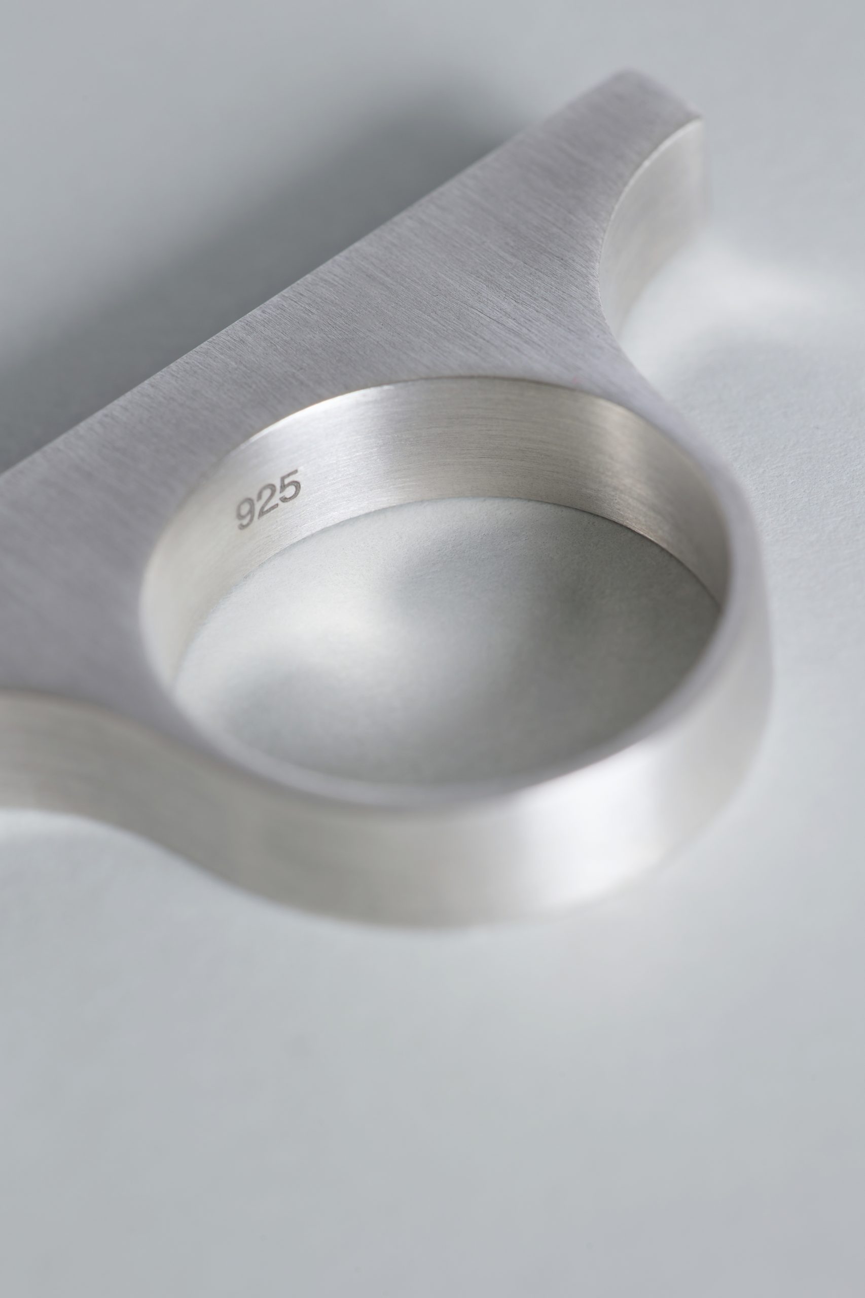 Tabulor ring – handcrafted concrete and silver minimalist architectural jewelry.