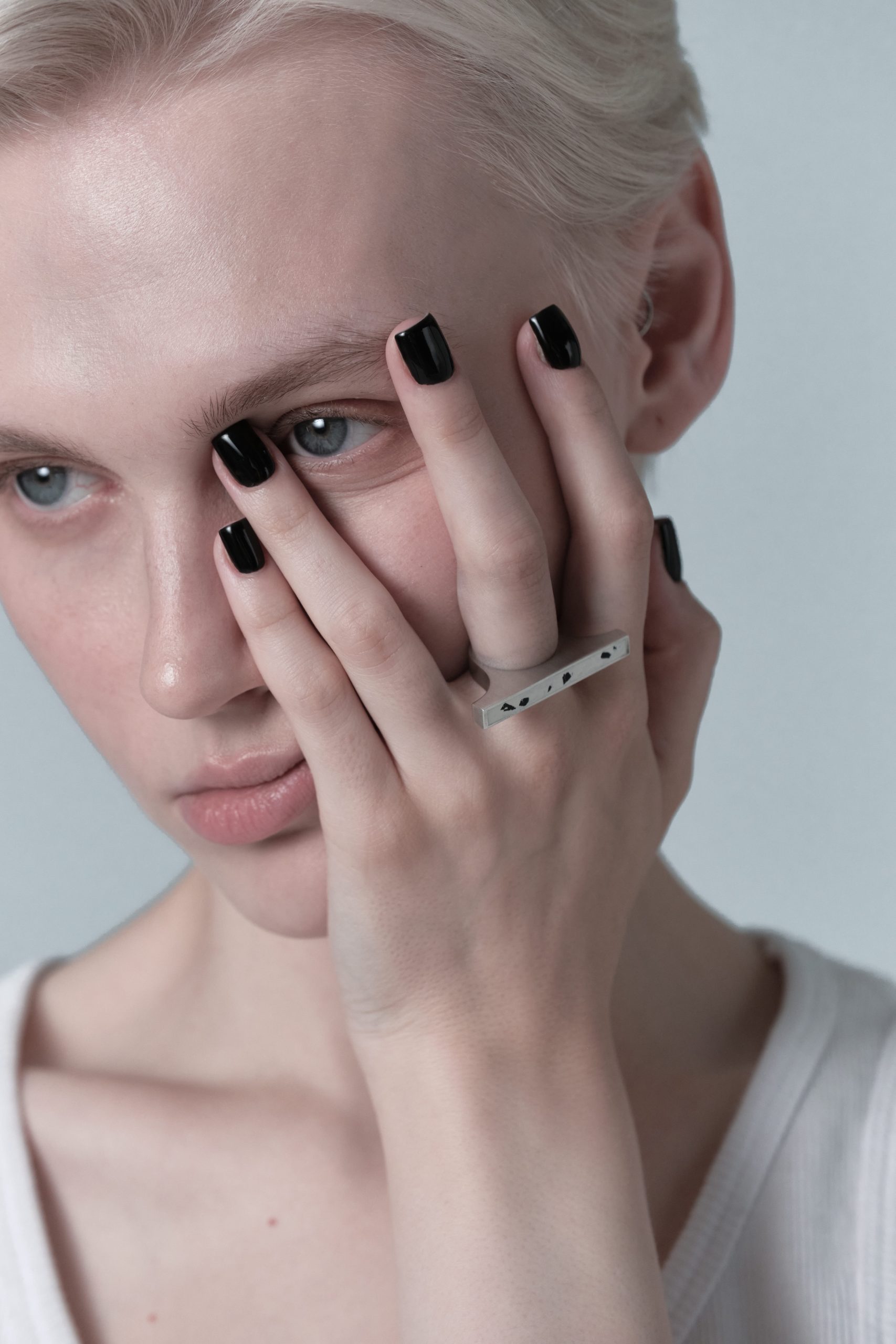 Tabulor ring – handcrafted concrete and silver minimalist architectural jewelry.