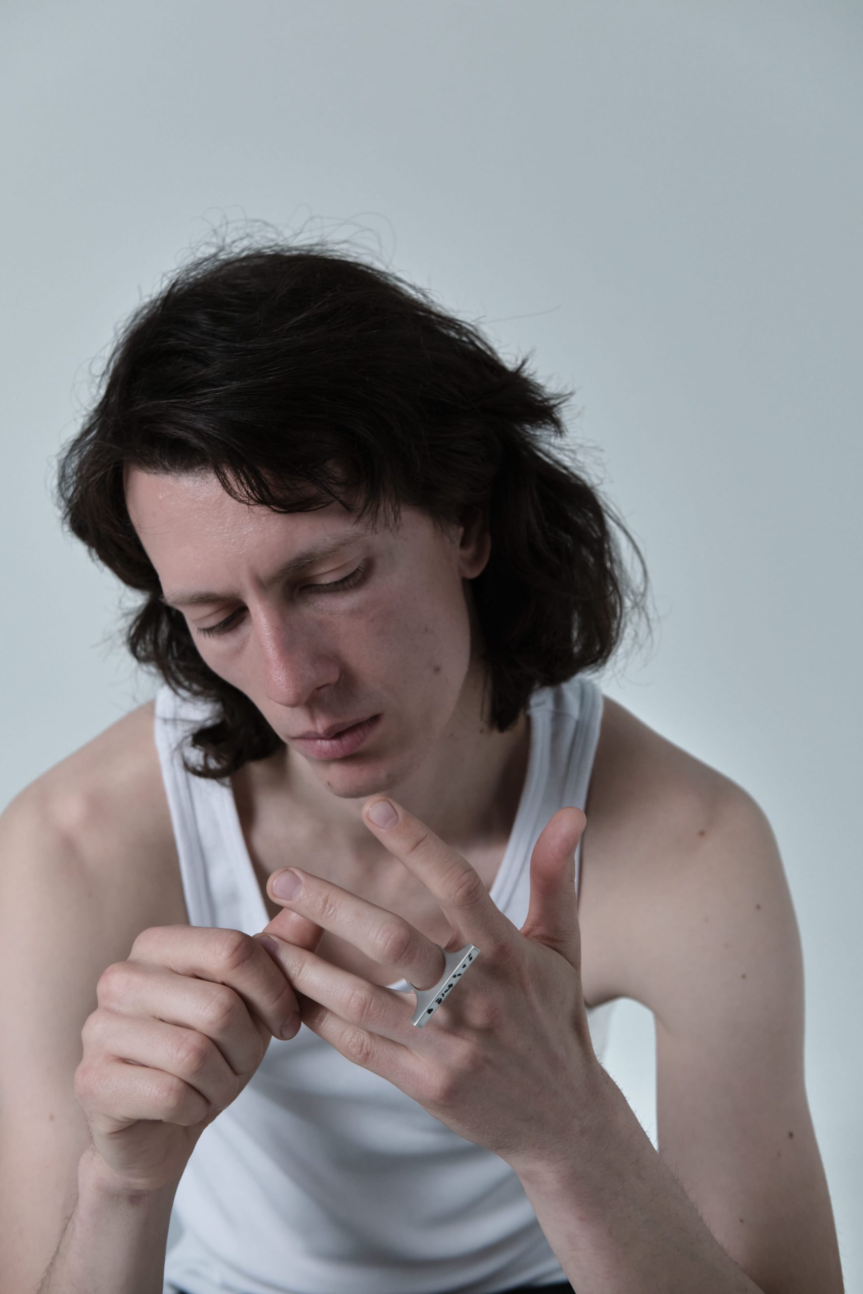 Tabulor ring – handcrafted concrete and silver minimalist architectural jewelry.